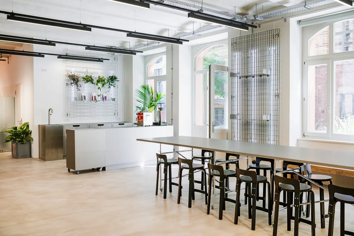 Bürogestaltung, moderner Büroraum, Küchenzeile im Büro, Arbeitsplatz mit Pflanzen.