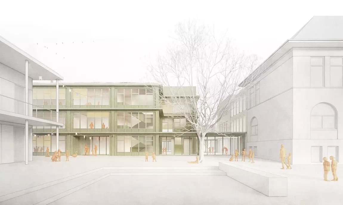 Visualisierung eines modernen Schulgebäudes mit nachhaltiger Holzfassade und großen Glasflächen für maximale Tageslichtnutzung. Die Architektur kombiniert eine offene, transparente Gestaltung mit einem historischen Bestand, der durch einen verglasten Verbindungsbau integriert wird. Der großzügige Vorplatz mit Baum und Sitzmöglichkeiten schafft eine einladende Atmosphäre für Schüler und Besucher.