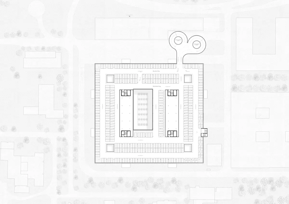 Architektonischer Grundriss des Erdgeschosses eines Parkhauses am Universitätsklinikum Münster (UKM). Der kompakte, nahezu quadratische Baukörper gliedert sich in einen äußeren Besucher-Ring und einen inneren Mitarbeiter-Ring mit parallel angeordneten Stellplatzreihen. Im Zentrum befindet sich ein längsrechteckiger Kern mit Erschließungskernen, Treppenanlagen und Aufzügen für barrierefreien Zugang. Die Zu- und Ausfahrt erfolgt über eine zweiläufige Wendelrampe im Nordosten. Das Gebäude ist in das städtische Umfeld mit Baumbestand und angrenzender Bebauung eingebettet. Plandarstellung als Lageplan-Grundriss, einfarbig schwarz-weiß.