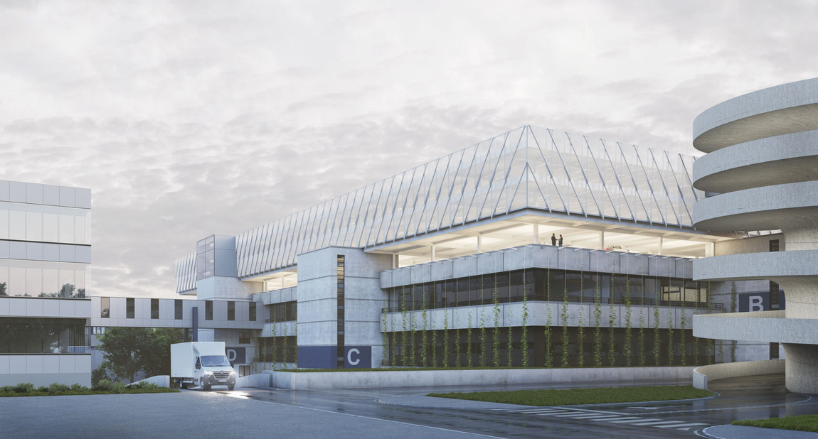 Modernes Parkhaus der Universitätsklinik Münster mit innovativer Architektur: Das Gebäude besticht durch eine markante Glasstruktur auf dem Dach, robuste Betonfassaden und vertikale Begrünungselemente. Die nachhaltige Bauweise kombiniert Funktionalität mit ästhetischem Design und integriert umweltfreundliche Konzepte. Im Vordergrund eine geschwungene Parkhausrampe und ein beleuchteter Lieferbereich – ein zukunftsweisendes Mobilitätskonzept für die Klinik und den urbanen Raum.