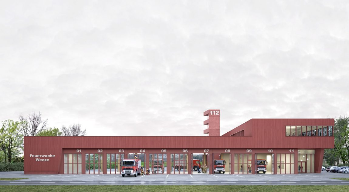 Architekturaufnahme der Feuerwache Weeze, ein modernes Gebäude mit elf Toren für Einsatzfahrzeuge und einem markanten Turm mit der Notrufnummer 112.