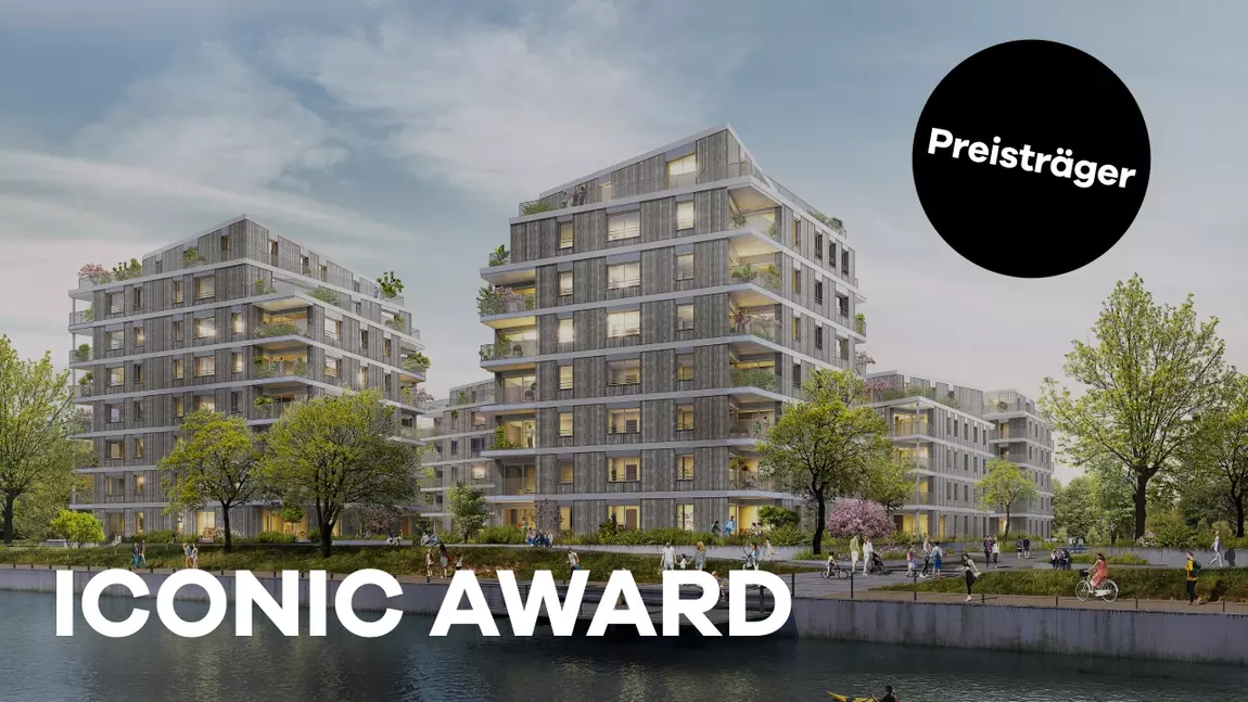 Visualisierung einer modernen Wohnanlage mit mehreren sechsstöckigen Gebäuden in nachhaltiger Architektur. Die Fassade besteht aus Holz und Beton, während große Balkone mit viel Grün die Gebäude schmücken. Im Vordergrund ein Wasserkanal mit Spaziergängern, Radfahrern und Bäumen entlang der Promenade. Ein schwarzer Kreis mit der Aufschrift „Preisträger“ hebt die Auszeichnung des Projekts hervor. Unten im Bild steht in großen weißen Buchstaben „ICONIC AWARD“.