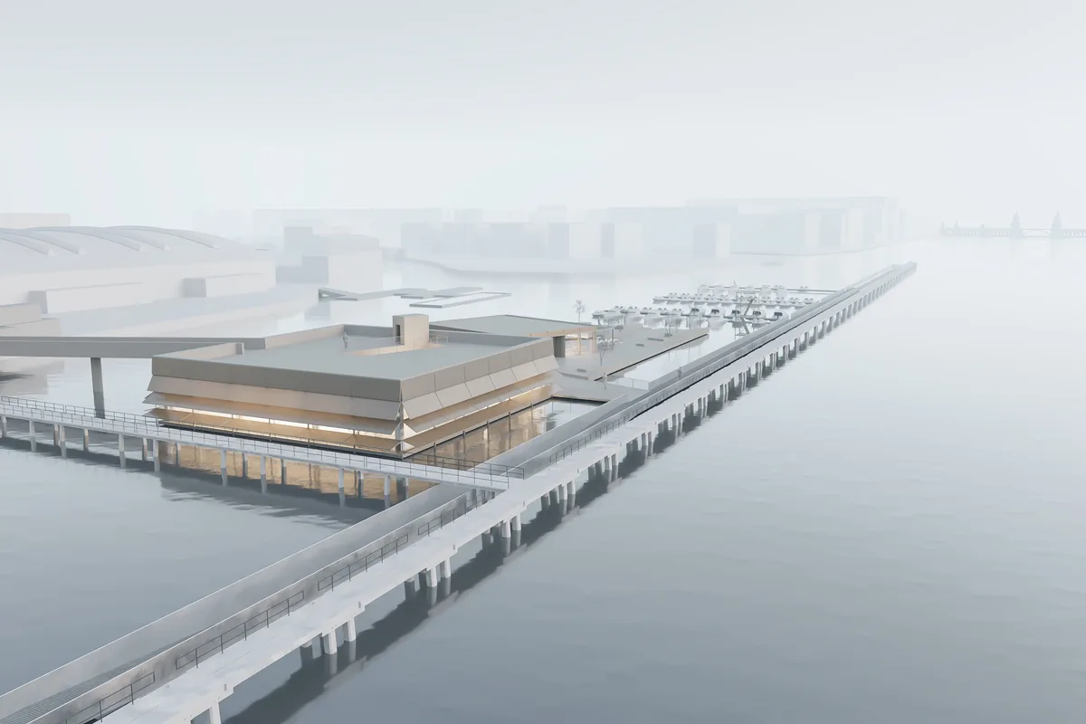 Architekturmodell des Grenz- und Museumshafens in Berlin an einem Wasserkanal. Das Modell zeigt ein modernes, mehrstöckiges Gebäude mit vielen Glasflächen und klaren Linien, das an einem langen Steg oder Kai entlang gebaut ist. Um das Gebäude herum ist Wasser zu sehen, es wirkt wie ein Hafengebäude oder Museum am Wasser. Die Szene ist in grauen und beigen Tönen gehalten und wirkt neblig oder trüb.