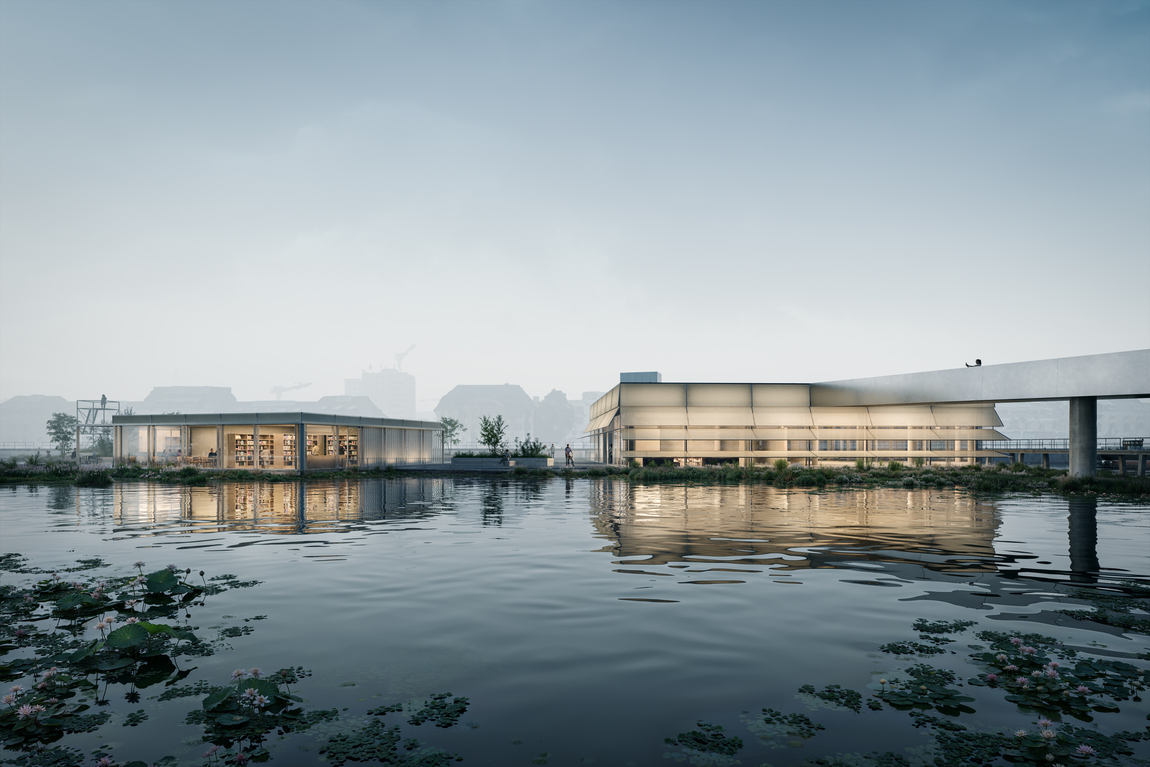 Moderne Gebäude mit großen, hell beleuchteten Fensterfronten, die sich auf einer Wasserfläche spiegeln. Das Haus steht teilweise auf Stelzen direkt im Wasser, im Vordergrund sind Seerosenblätter zu sehen. Das Bild wirkt ruhig und minimalistisch, grauer Himmel, sanftes Licht, viel Wasserspiegelung.