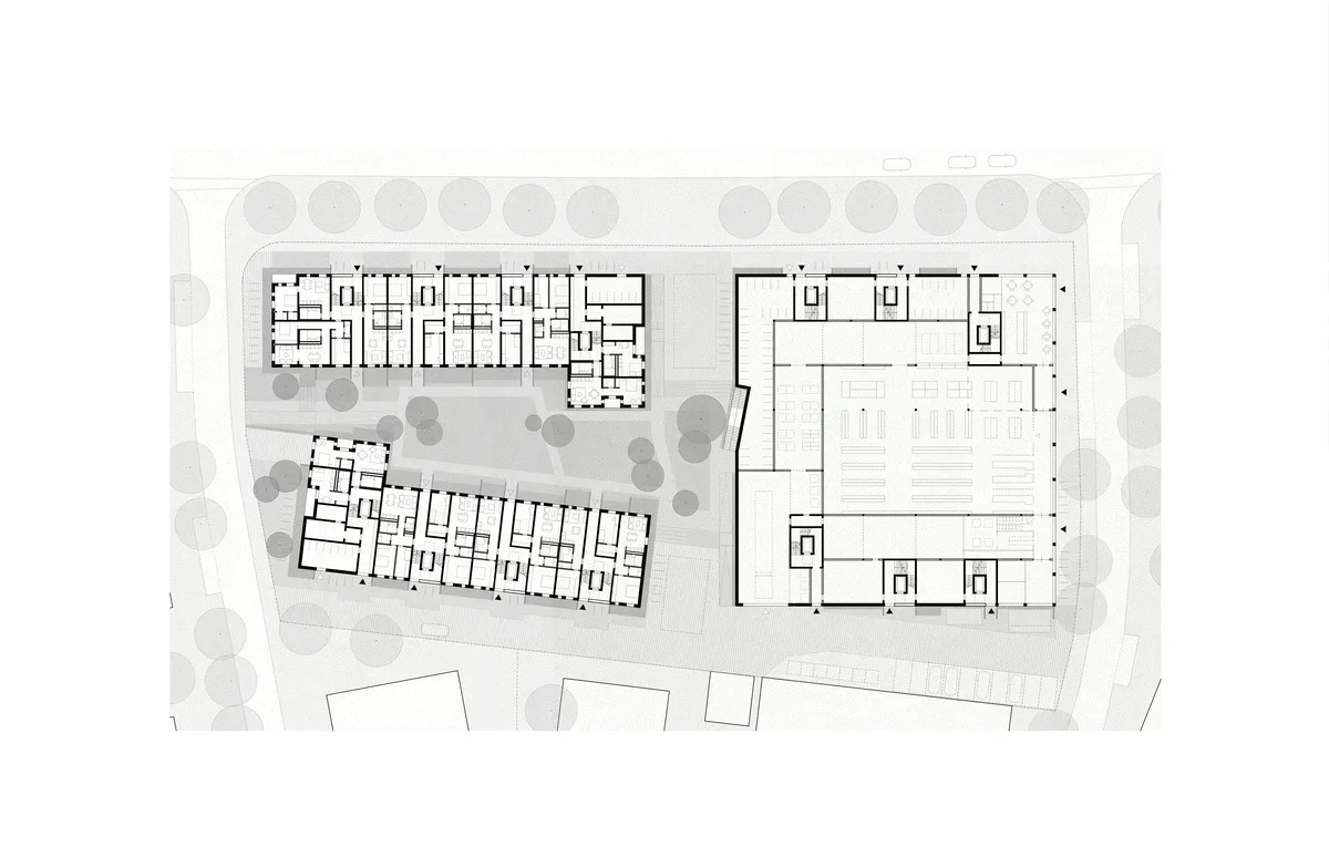 Gebäudegrundriss für Urban.Dot von &MICA Architekten. Im Zentrum sieht man einen Lageplan mit mehreren Gebäuden, einzelne Räume und Wände sind sichtbar eingezeichnet. Es gibt drei längliche Gebäuderiegel oben und einen geschlossen rechteckigen Baukörper unten im Plan. Um die Gebäude sind Bäume stilisiert dargestellt.