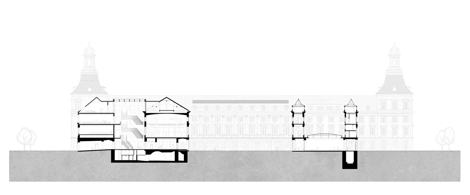 Architektonischer Gebäudeschnitt eines historischen Universitätsbaus mit neuem Innenraumkonzept – Darstellung der vertikalen Raumstruktur, Geschosse, Treppenanlagen und unterirdischen Ebenen im Rahmen einer denkmalgerechten Bestands­sanierung.