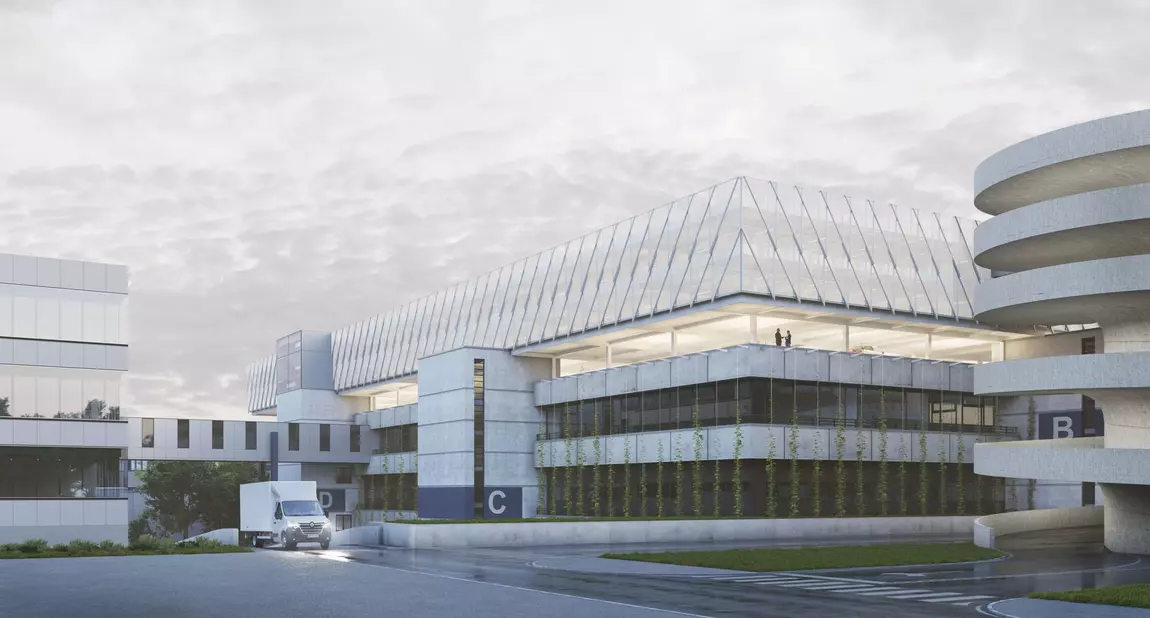 Modernes Parkhaus der Universitätsklinik Münster mit innovativer Architektur: Das Gebäude besticht durch eine markante Glasstruktur auf dem Dach, robuste Betonfassaden und vertikale Begrünungselemente. Die nachhaltige Bauweise kombiniert Funktionalität mit ästhetischem Design und integriert umweltfreundliche Konzepte. Im Vordergrund eine geschwungene Parkhausrampe und ein beleuchteter Lieferbereich – ein zukunftsweisendes Mobilitätskonzept für die Klinik und den urbanen Raum.