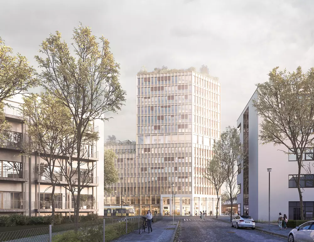 Architekturvisualisierung des &MICA-Turms am Behrensufer Berlin: Straßenperspektive auf den schlanken Hochhausbaukörper in hellem Glas und Metall mit regelmäßigem Fassadenraster und terrakottafarbenen Akzentpaneelen. Das transparente Erdgeschoss mit großflächigen Schaufenstern öffnet sich zur Straße. Begrünte Dachflächen krönen den Turm. Im Vordergrund belebte Straßenszenerie mit Fußgängern, einer Straßenbahn und Stadtbäumen.