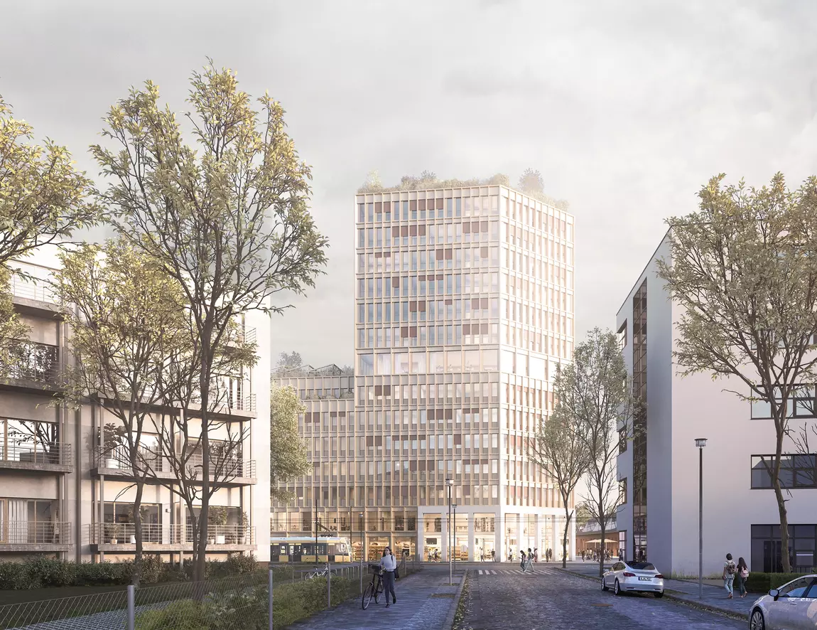 Architekturvisualisierung des &MICA-Turms am Behrensufer Berlin: Straßenperspektive auf den schlanken Hochhausbaukörper in hellem Glas und Metall mit regelmäßigem Fassadenraster und terrakottafarbenen Akzentpaneelen. Das transparente Erdgeschoss mit großflächigen Schaufenstern öffnet sich zur Straße. Begrünte Dachflächen krönen den Turm. Im Vordergrund belebte Straßenszenerie mit Fußgängern, einer Straßenbahn und Stadtbäumen.