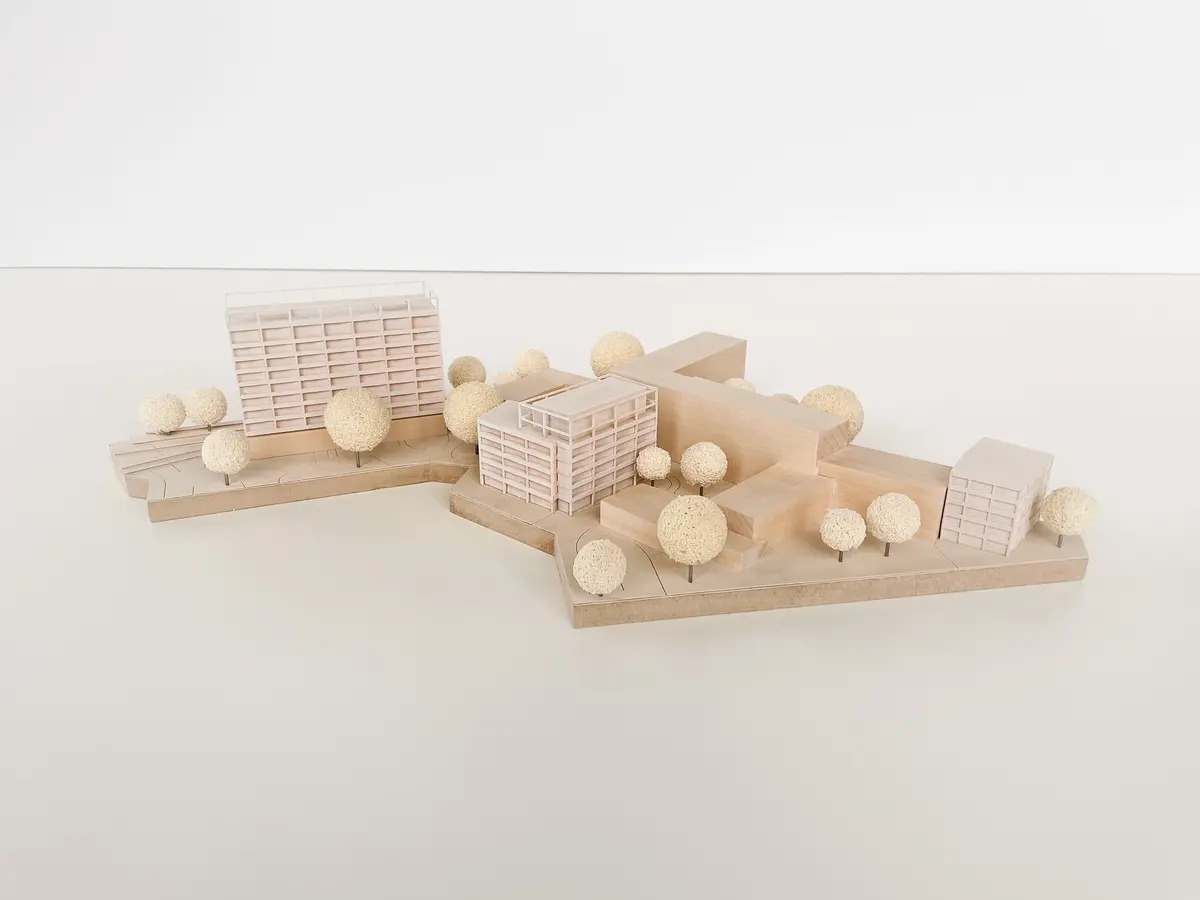Architekturmodell eines Wohnquartiers mit mehreren Baukörpern, begrüntem Freiraum und Magistrale – Städtebau- und Wohnungsbaukonzept im Modellbau
